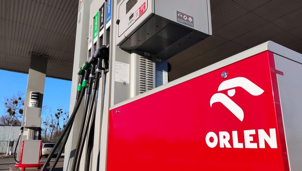 Dzień po informacji o rozejmie między USA i Iranem Orlen obniżył hurtowe ceny paliw. Na ceny na stacjach przełoży się to za kilka dni. 