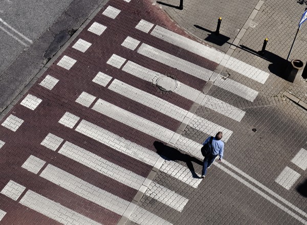 Wtedy pieszy ma pierwszeństwo przy przejściu. Wyjaśniamy, kiedy zaczyna się "wchodzenie"