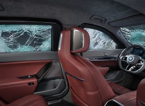 Stworzyli elektryka gotowego na wszystko. BMW i7 Protection przetrwa eksplozję