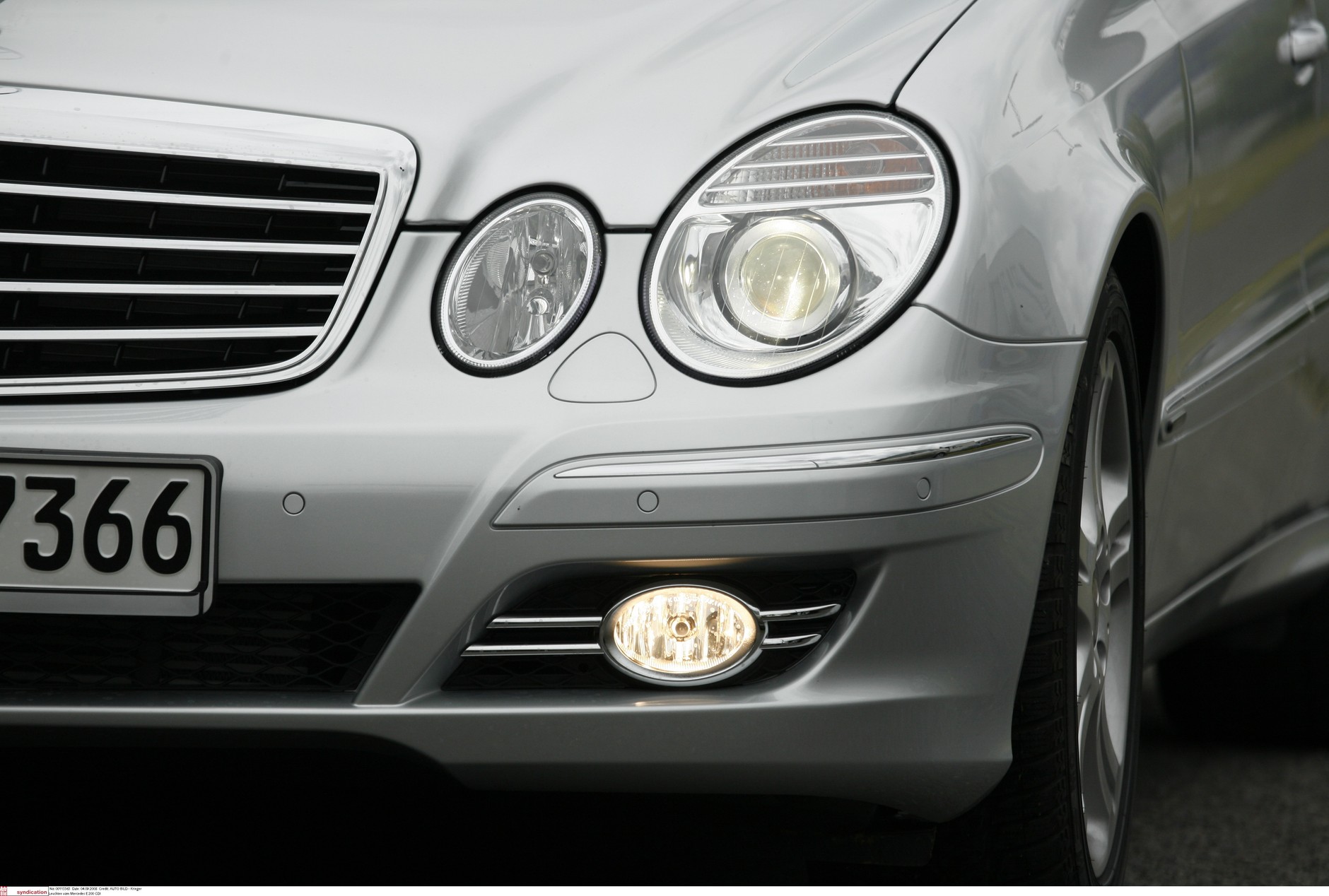 Przednie światła przeciwmgielne można używać w warunkach dobrej przejrzystości powietrza, ale tylko na drogach krętych!