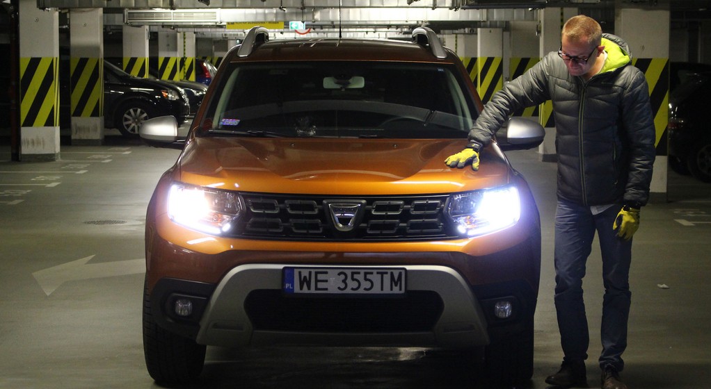 Przykład udanej aplikacji retrofitów LED (H4) w Dacii Duster: świecą lepiej niż żarówki, poziom oślepiania innych bez zmian