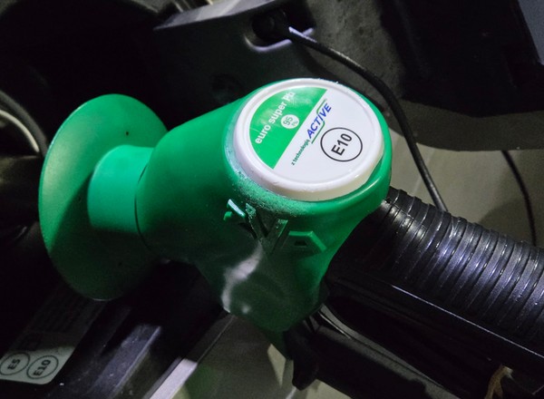 Nowe ceny paliw od poniedziałku. Takich prognoz dawno nie było. I bardzo dobrze