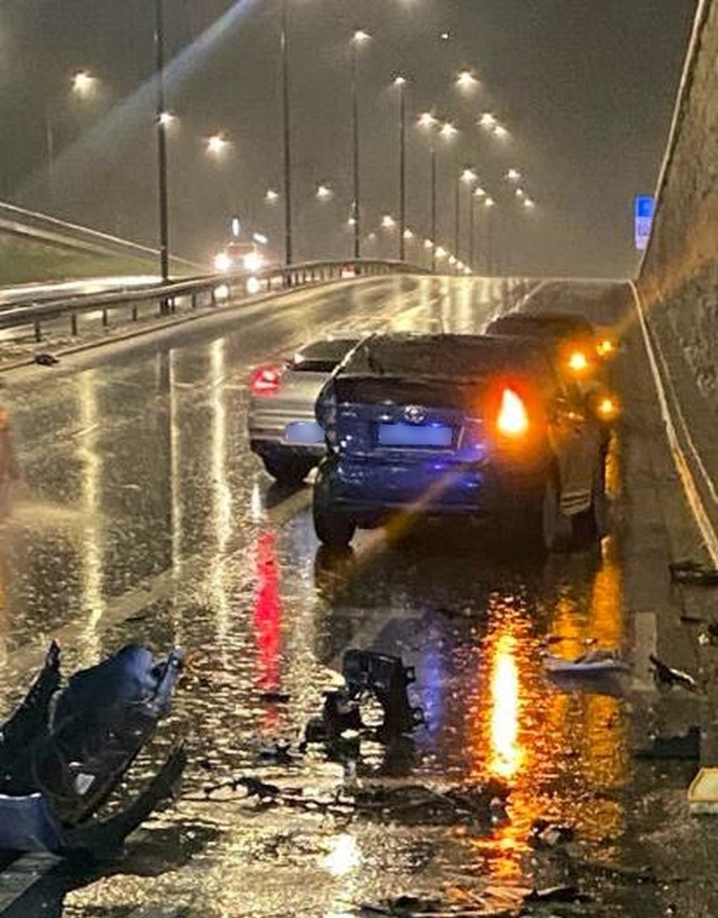 Dwa rozbite samochody na Trasie Łazienkowskiej w Warszawie