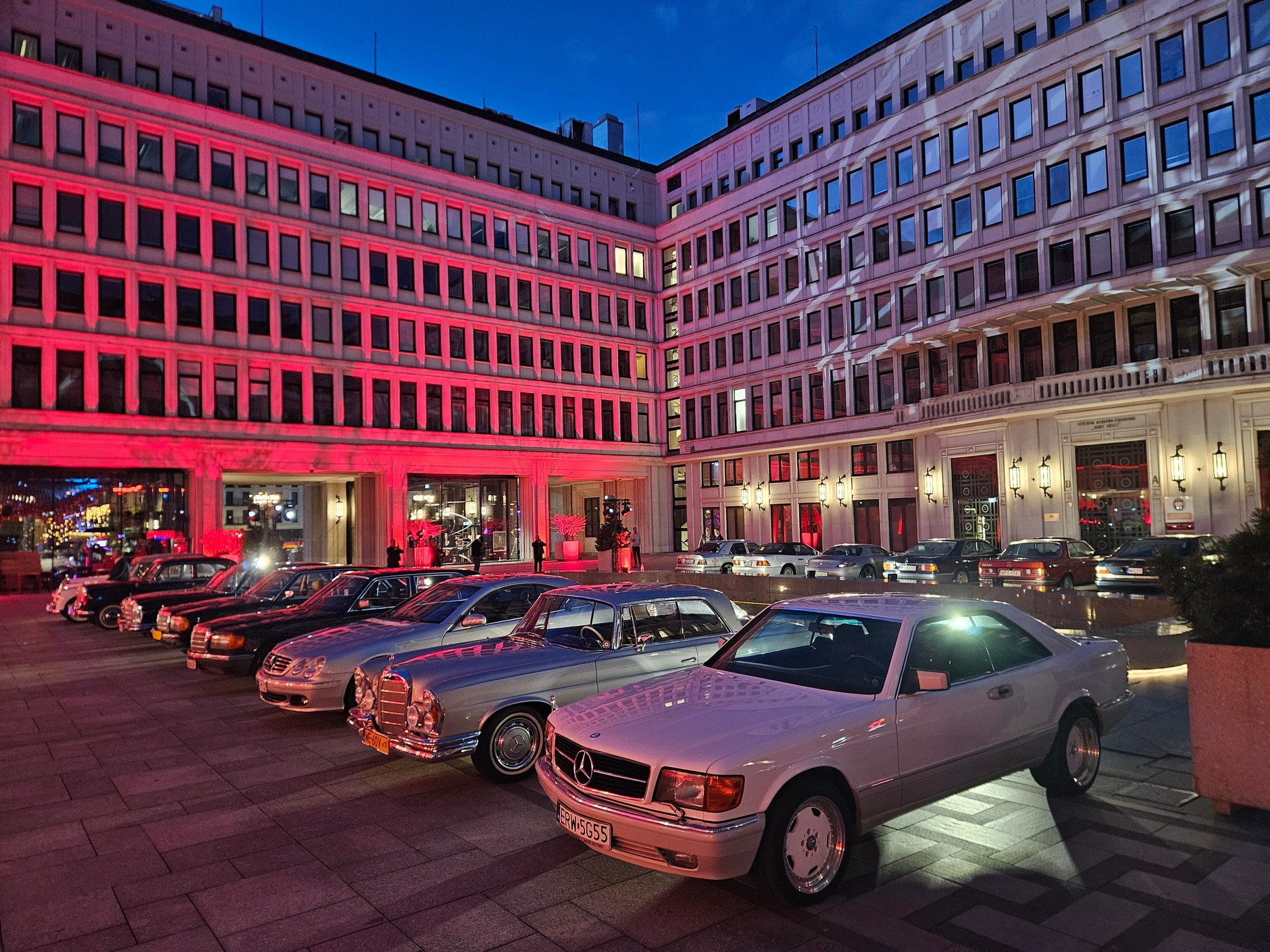 Mercedesy z konwoju „140 Years. 140 Places” w Polsce. W Warszawie na spotkanie z nowymi modelami przyjechali miłośnicy klasycznych Mercedesow. 