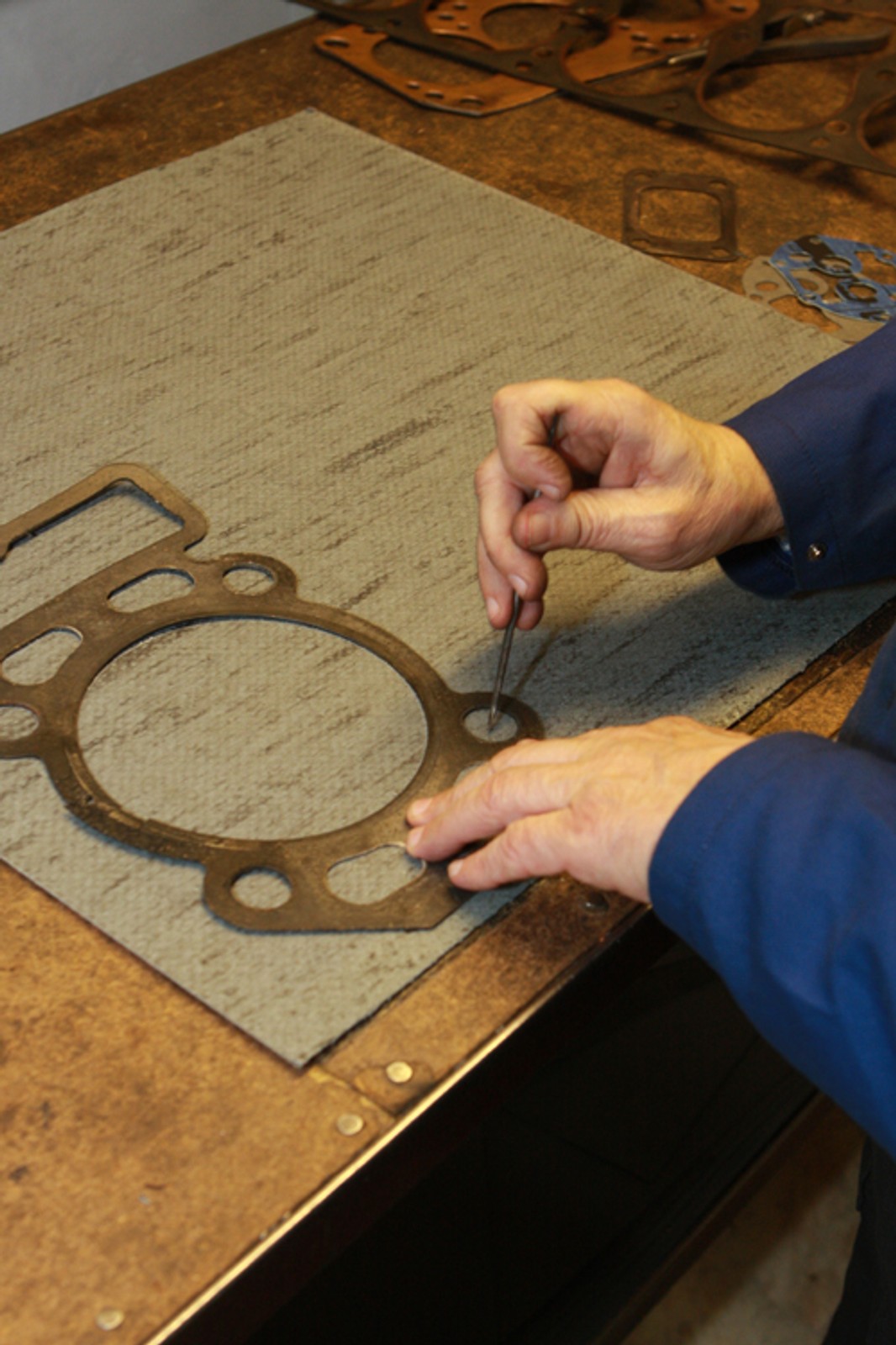 Dorabianie uszczelek głowic i kolektorów - Pokazujemy jak dorabia się częsci do nietypowaych aut