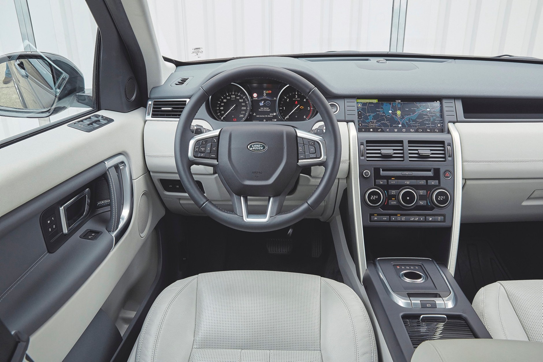 Nowe Audi Q5 kontra BMW X3, Land Rover Discovery Sport i Mercedes GLC