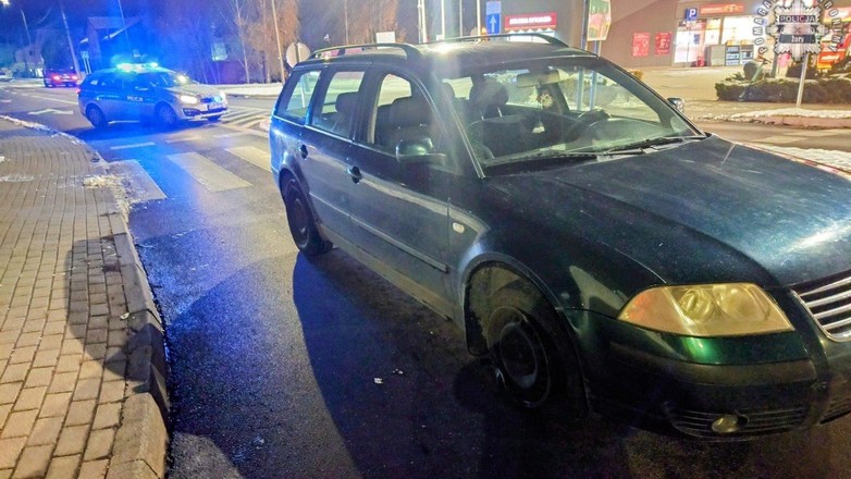 Kierowca Passata uparcie jechał na feldze
