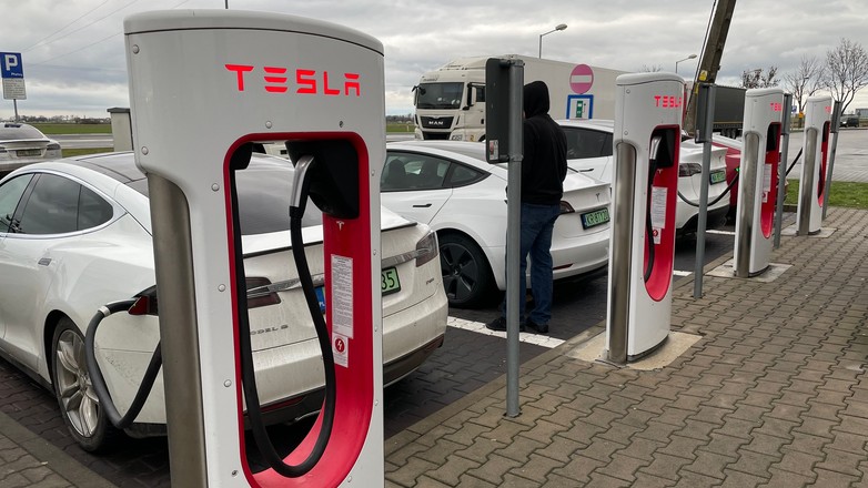 Przedświąteczny "zlot" kierowców Tesli na Superchargerze