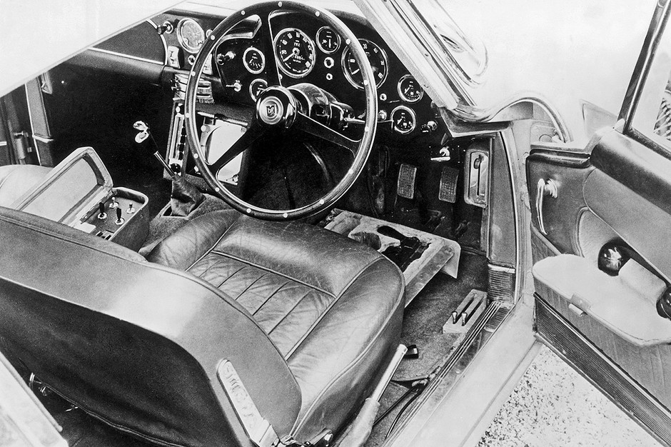 Aston Martin DB5 – najsłynniejsze auto, jakim jeździł James Bond