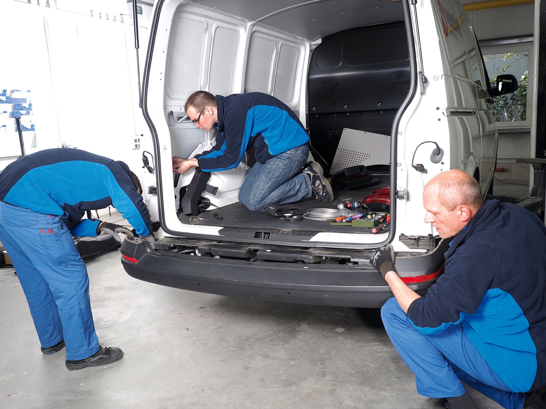 Montaż haka holowniczego krok po kroku