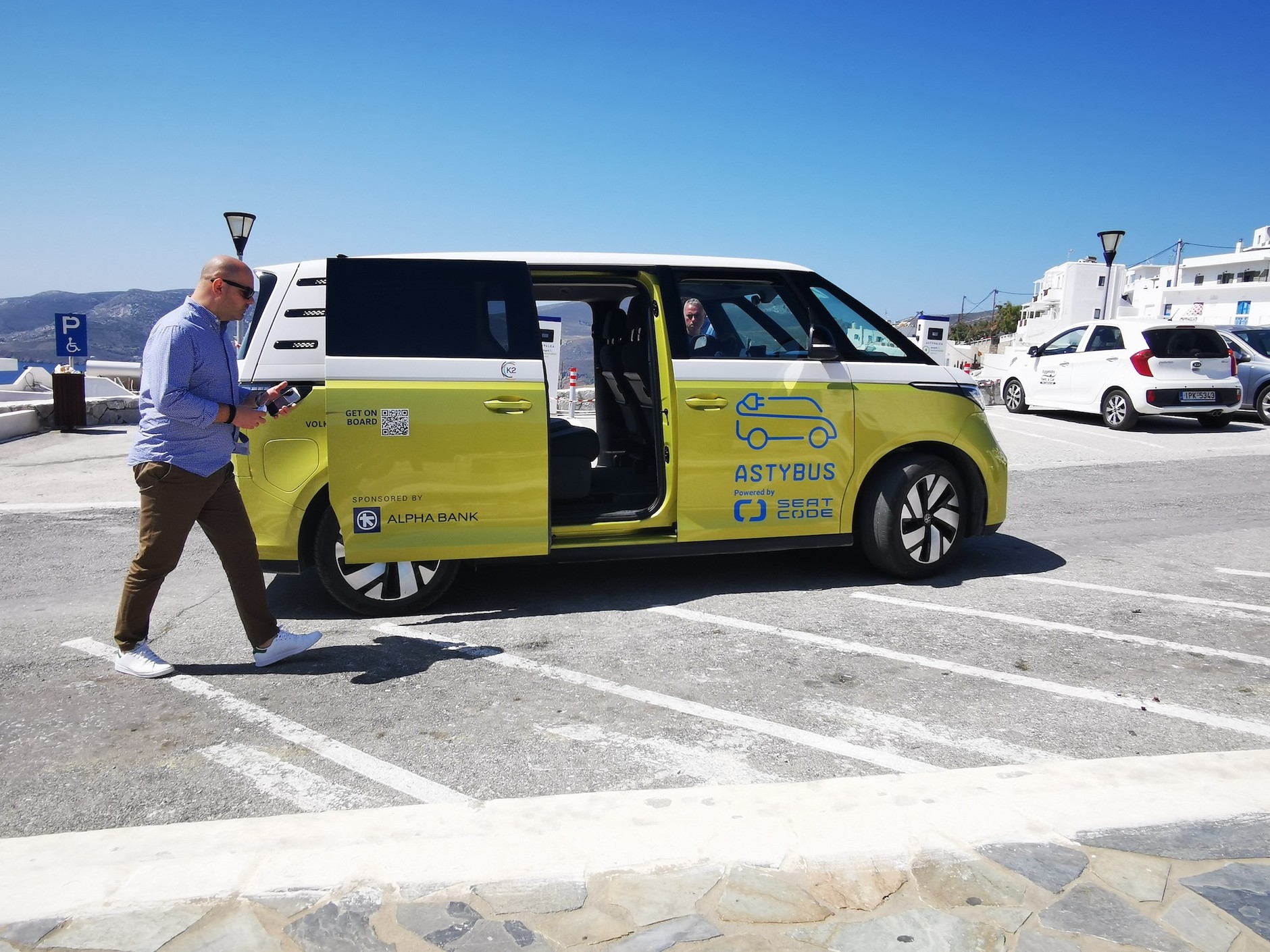 Elektryczne astybusy wykorzystywane są zarówno przez miejscowych, jak i turystów. Jednym zastępują własne samochody, innym taksówki i pojazdy z wypożyczalni