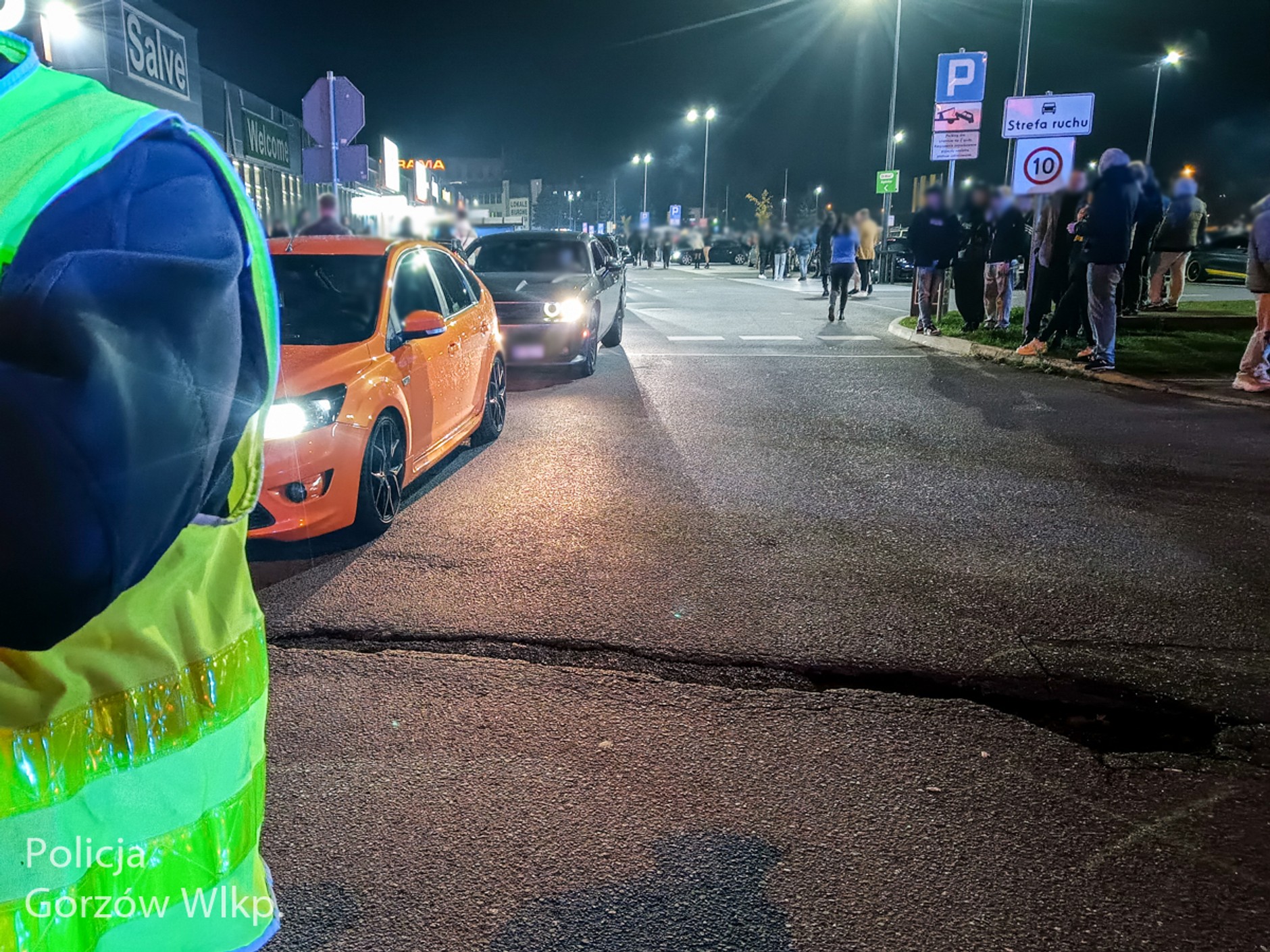 Kontrola policji na parkingu