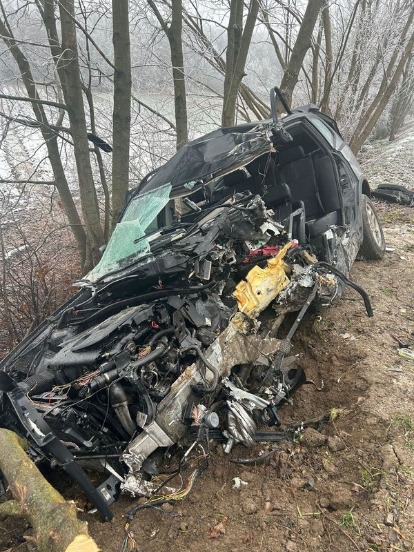 Przerażający wypadek w Rożkach Kolonii. Kierowca BMW uderzył w drzewo
