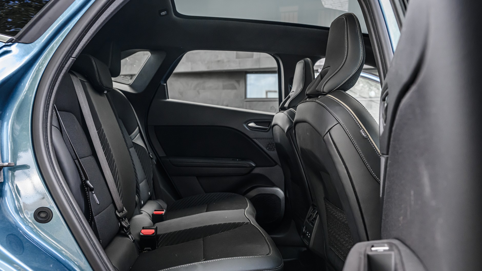Renault Symbioz: szklany, elektronicznie przyciemniany dach Solarbay to gadżet, którego konkurencja w tym segmencie nie ma w ofercie.