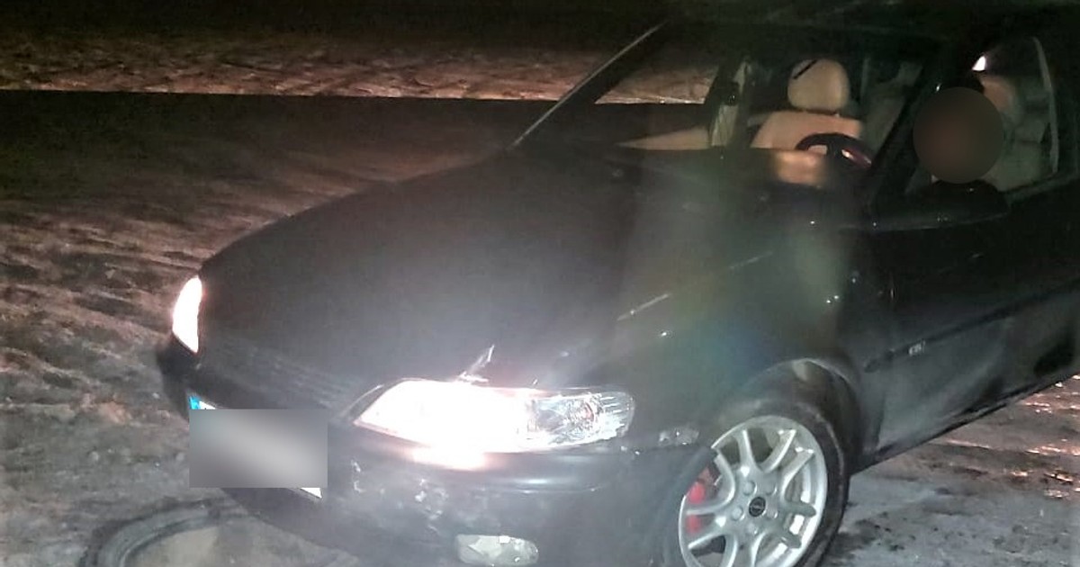 Kolizja drogowa w Legnicy: pijany kierowca uderzył w zaparkowane Audi