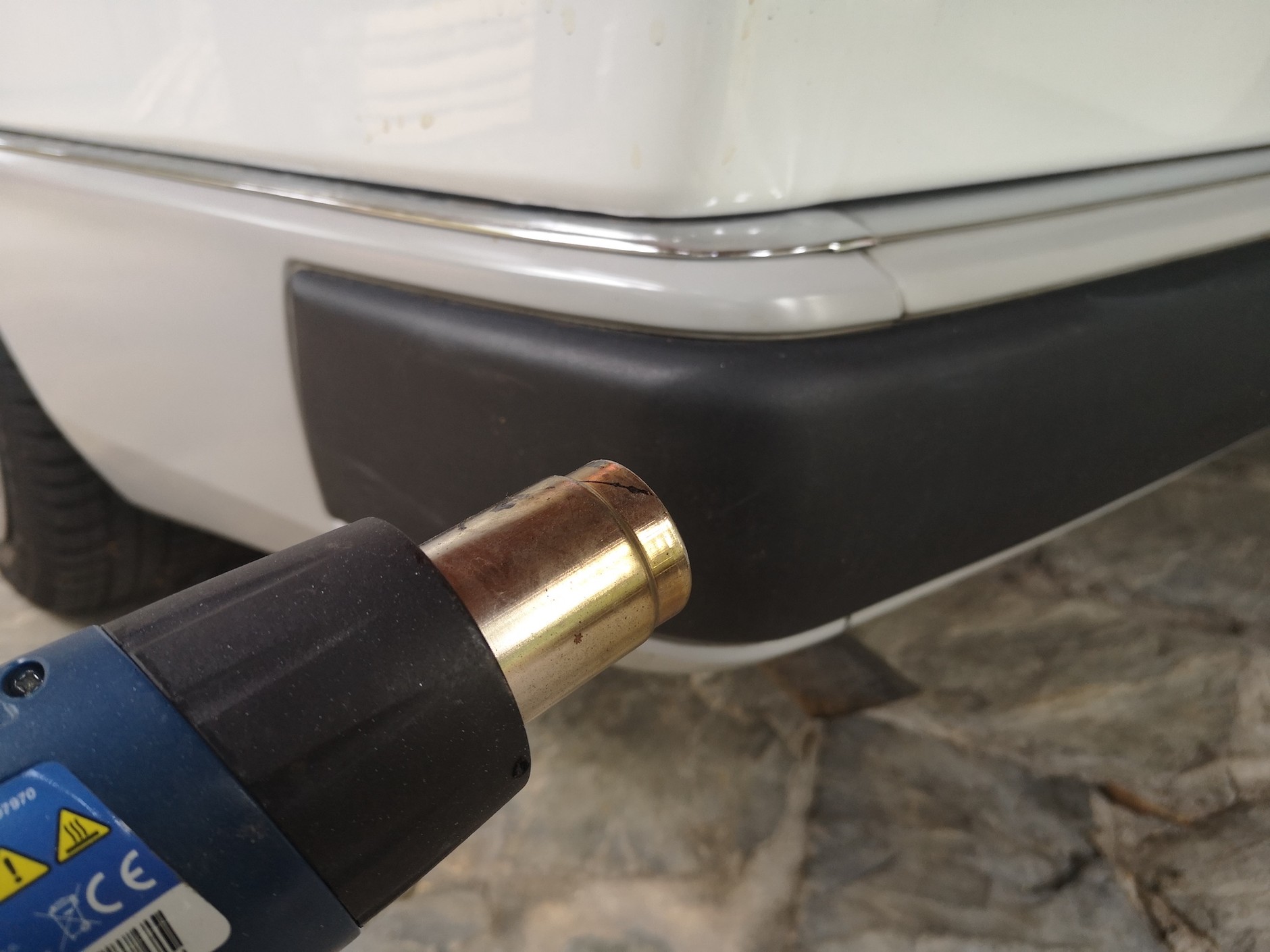 Renowacja czarnych listew i zderzaków w aucie: podgrzanie plastikowych elementów opalarką przywraca oryginalną czerń, ale jeśli przesadzimy, pojawią się pęknięcia i odkształcenia. I jeszcze jedna wada tej metody: podgrzanie wygładza naturalną szorstką fakturę powierzchni