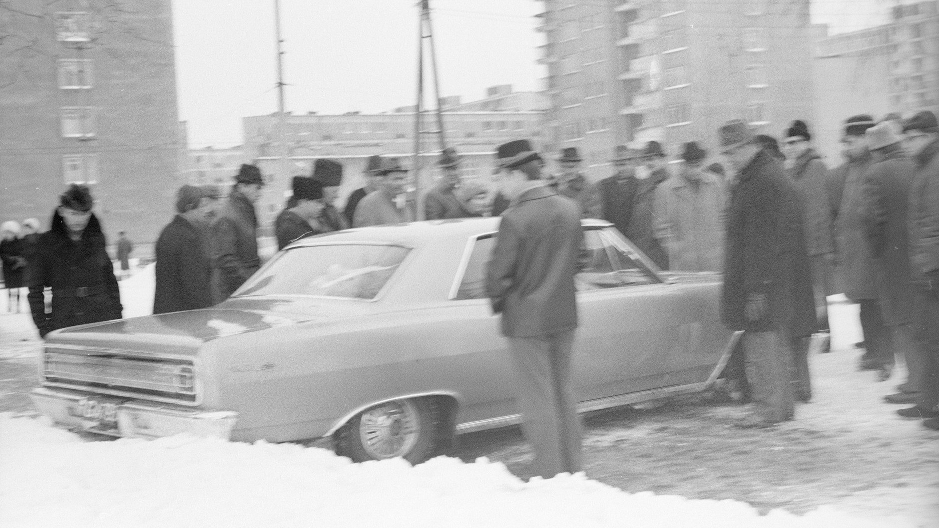 Chevrolet Chevelle (model roku 1965) na giełdzie samochodowej w Warszawie przy ul. Dzikiej (1969 r.)