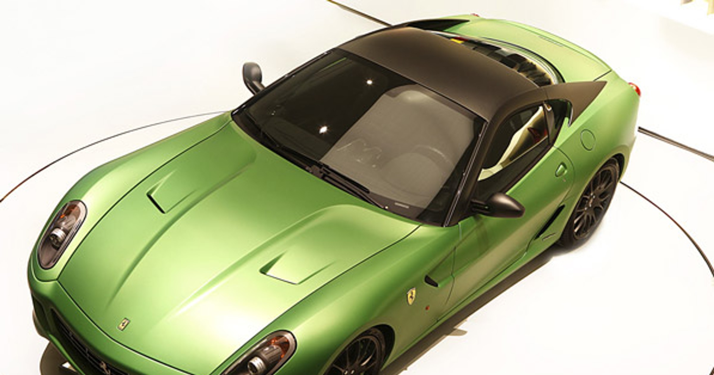 Drżyjcie purystyczni fani Ferrari. Oto nadciąga hybryda