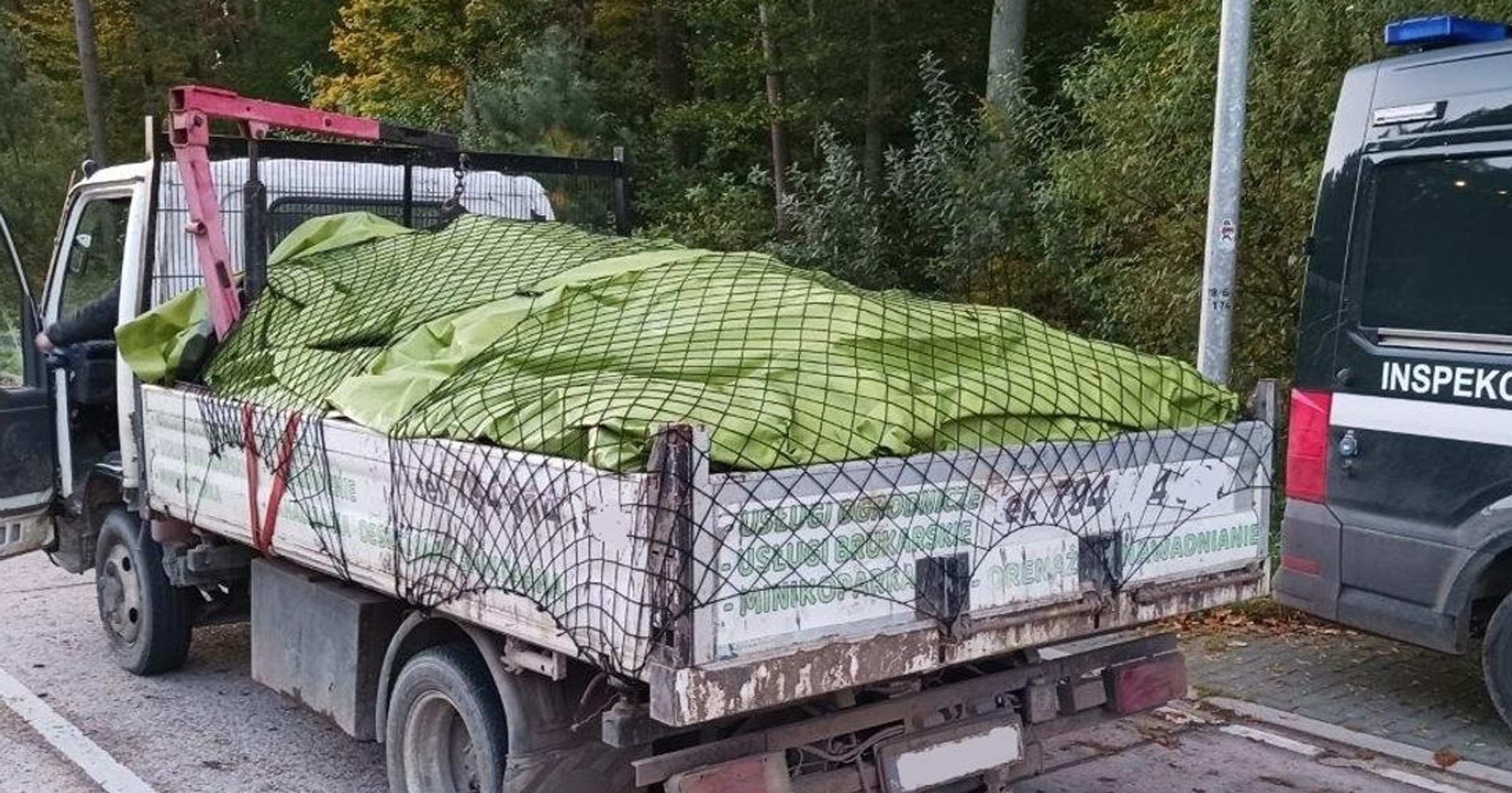 Ta ciężarówka przewożąca złom ma – formalnie – ładowność 780 kg i dmc 3500 kg. Podczas kontroli ważyła ponad 8 ton