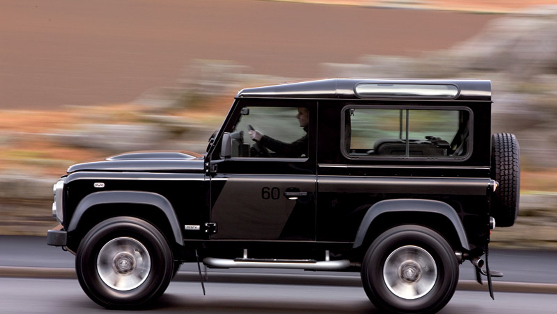 Land Rover Defender: klasyczne Defendery są często tuningowane, bo jazda oryginalną wersją to katorga. 