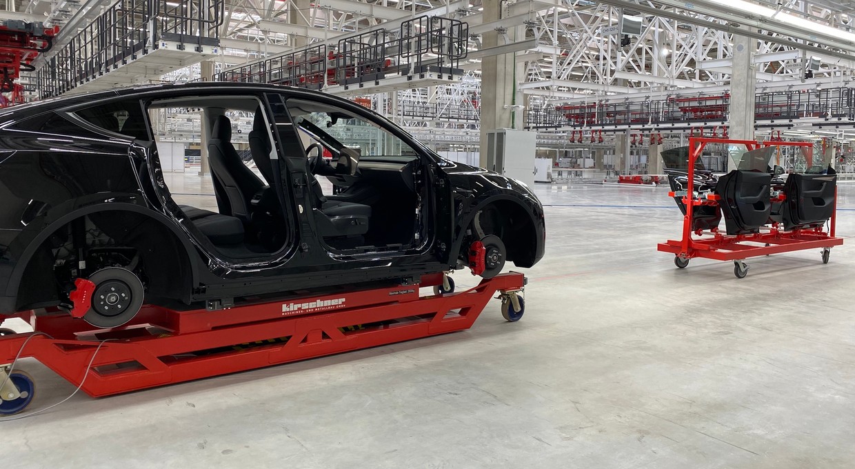 Dron wleciał do fabryki Tesli pod Berlinem. Możesz podejrzeć pracę robotów i ludzi