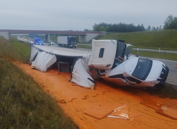 Sos pomidorowy przy autostradzie A1. Groźny wypadek w pobliżu Częstochowy