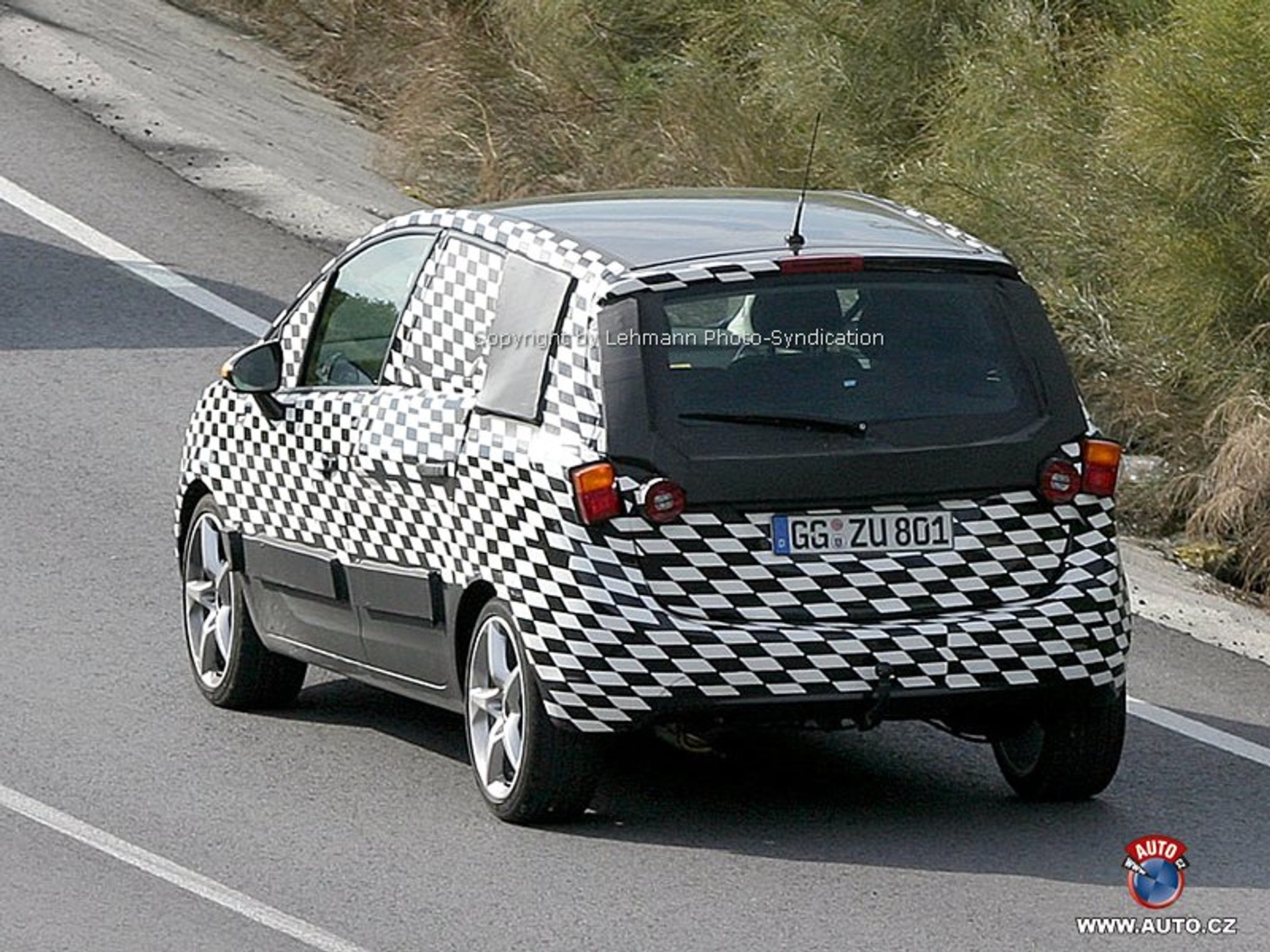 Zdjęcia szpiegowskie: Opel Meriva – koniec wątpliwości o konstrukcji tylnych drzwi