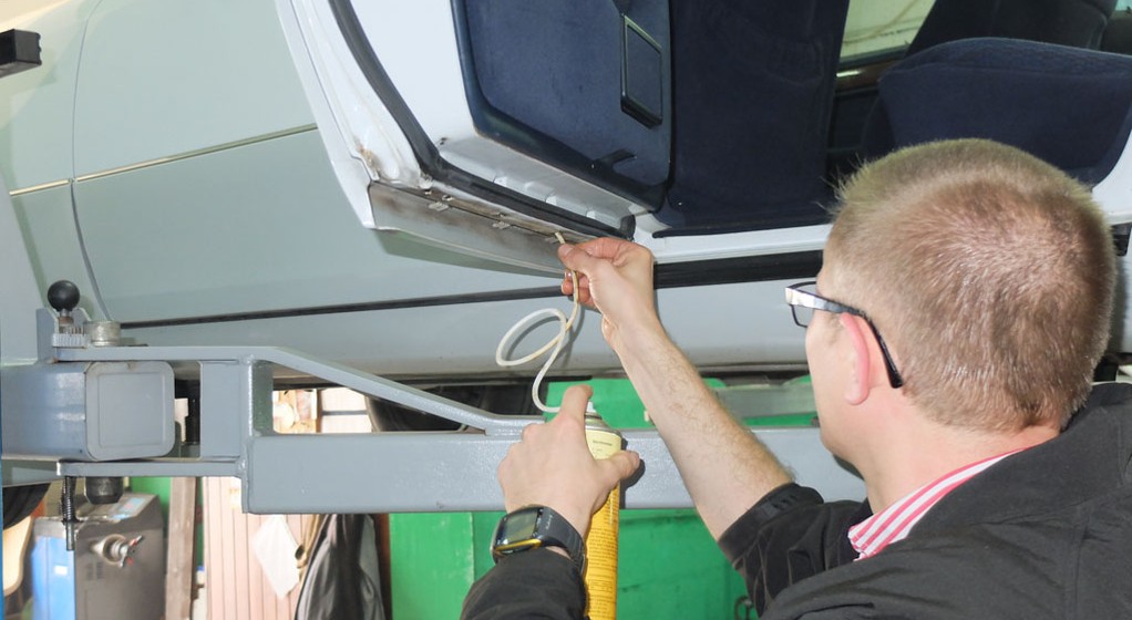 Jak i czym walczyć z rdzą? Pokazujemy jak samodzielnie zrobić zabezpieczenia antykorozyjne nadwozia