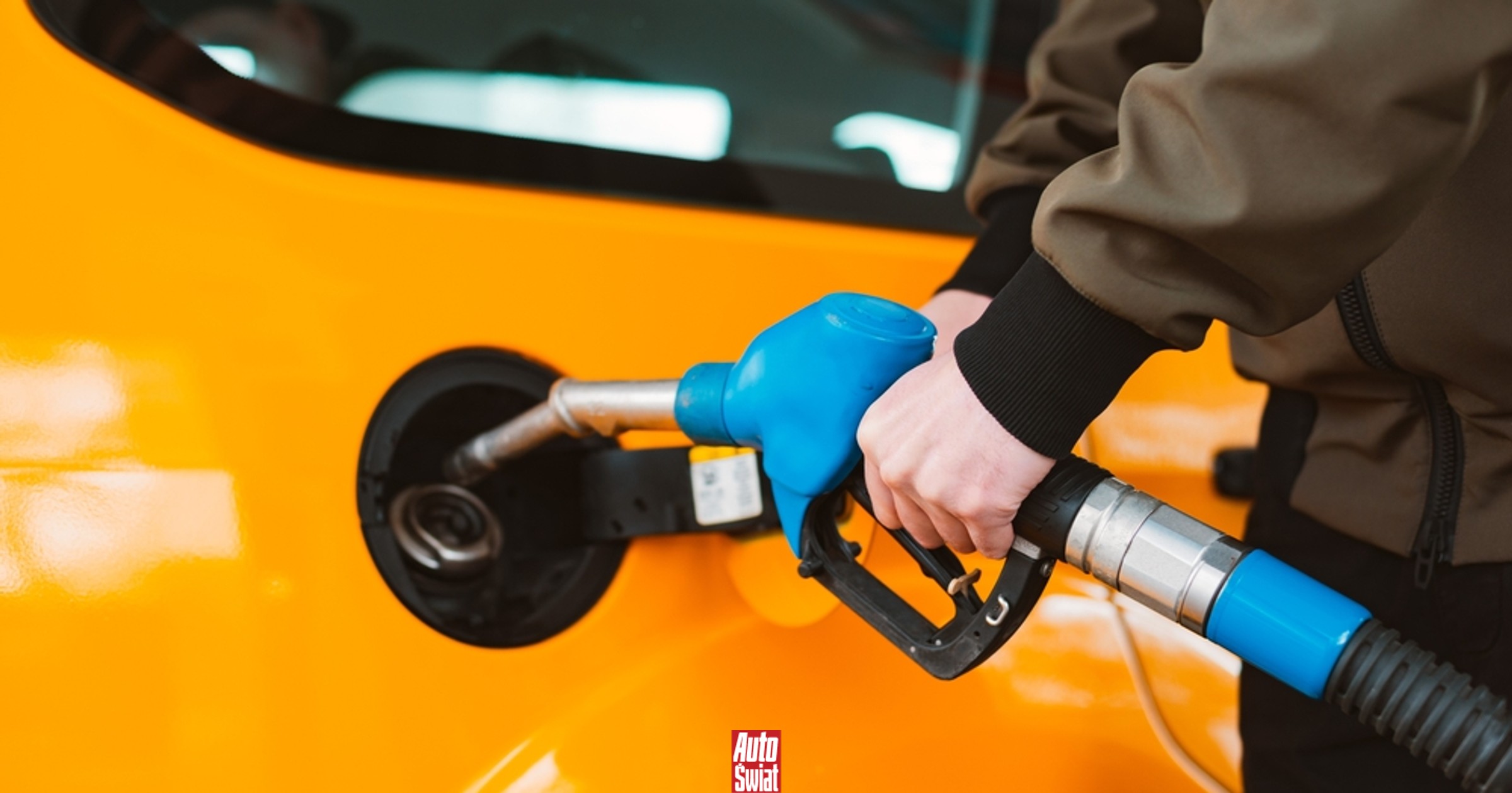 Każdy tak robi? Przez ten błąd przy tankowaniu, możesz stracić ponad 1000 złotych