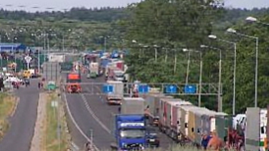 Kilkaset TIR-ów oczekuje w Dorohusku na przekroczenie granicy, zmarł kierowca