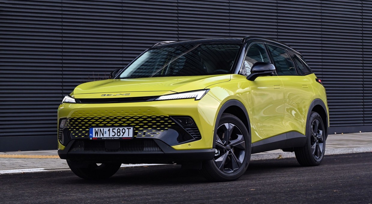 Chiński 4,6-metrowy SUV z nową, rekordowo niską ceną. A wyposażenie wciąż bogate