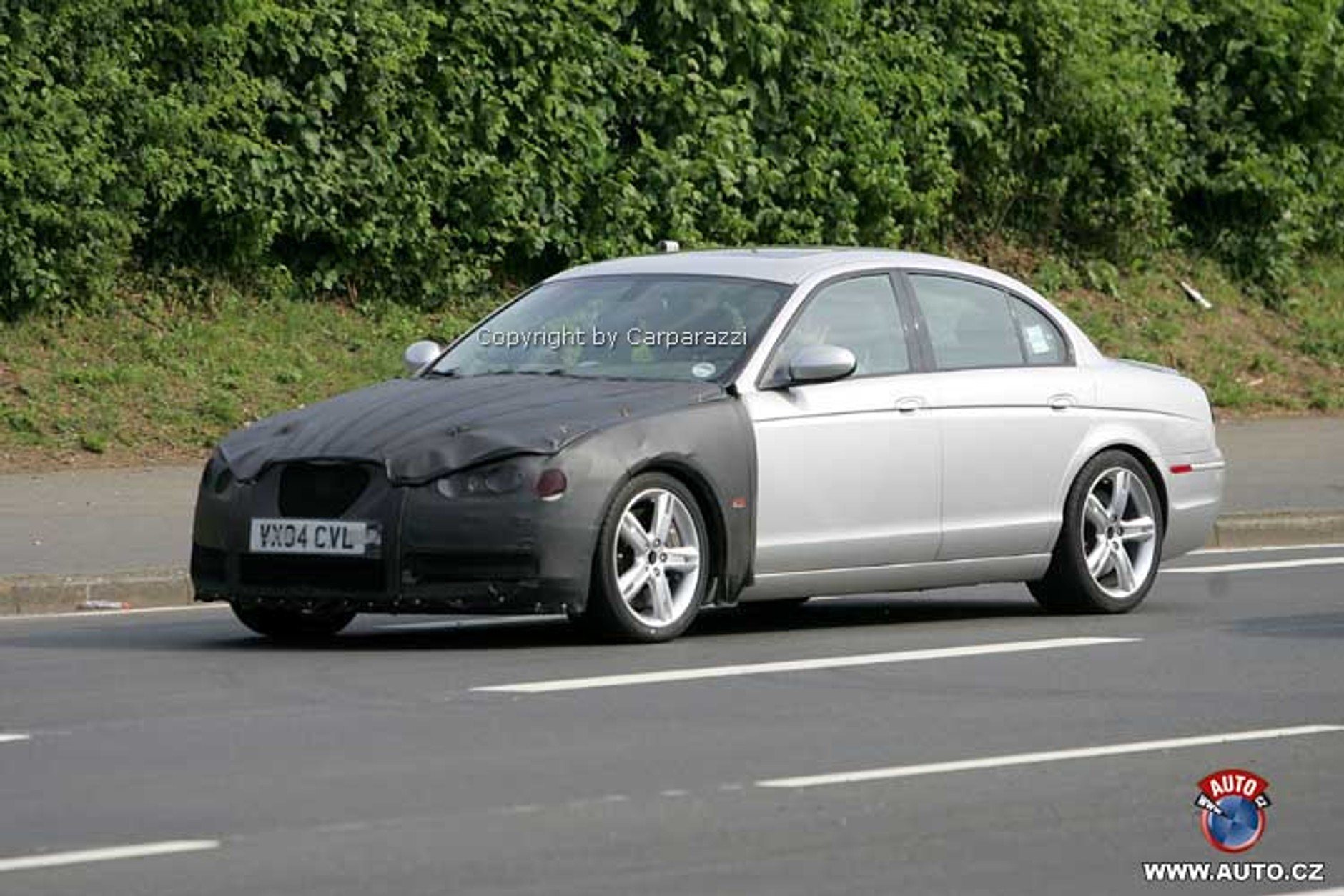 Zdjęcia szpiegowskie: nowy Jaguar S-Type