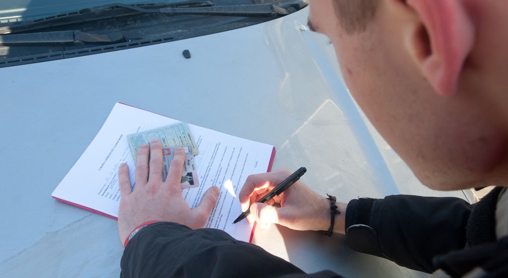 Co powinno znaleźć się w umowie kupna-sprzedaży auta?