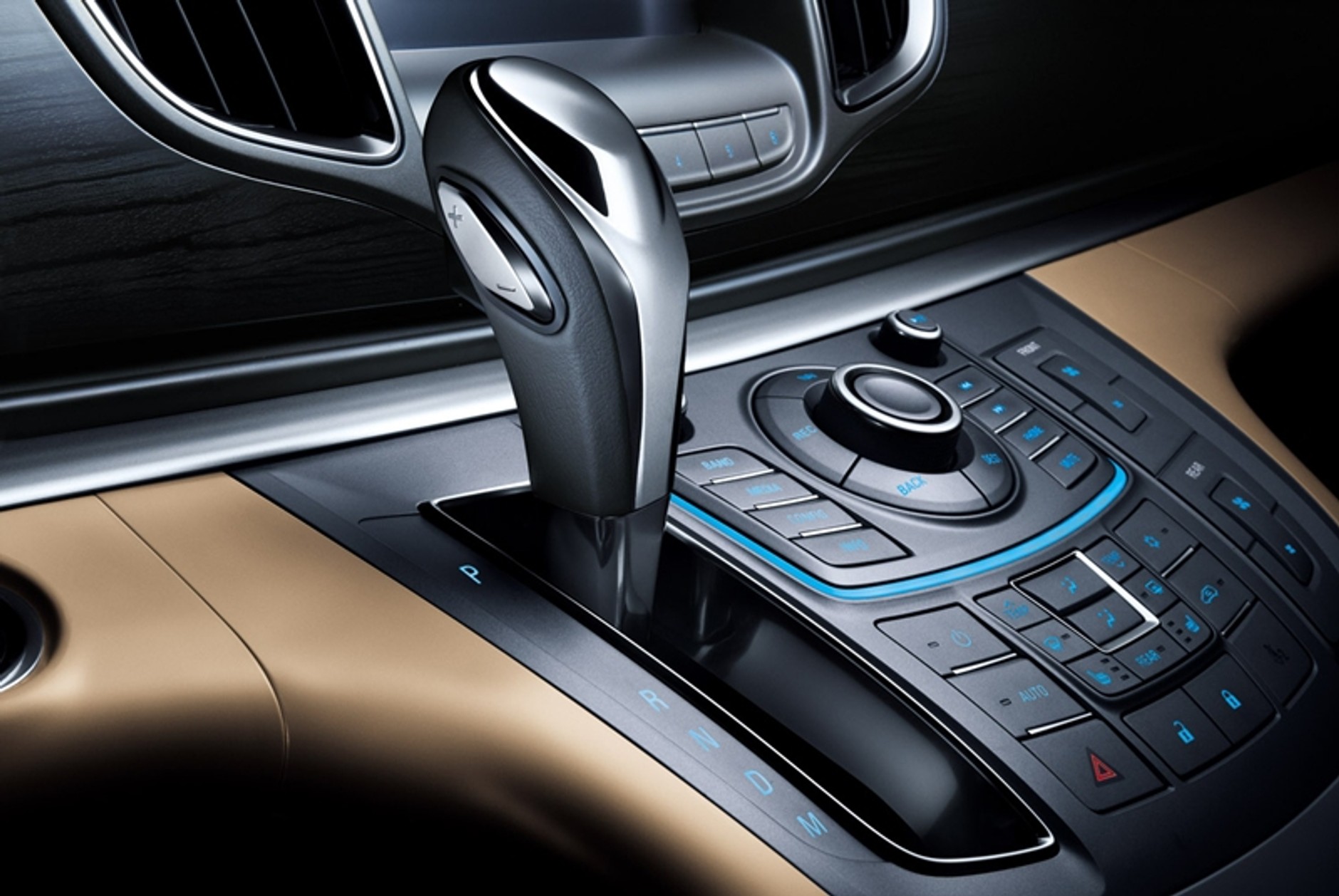 Buick GL8 nadjeżdża