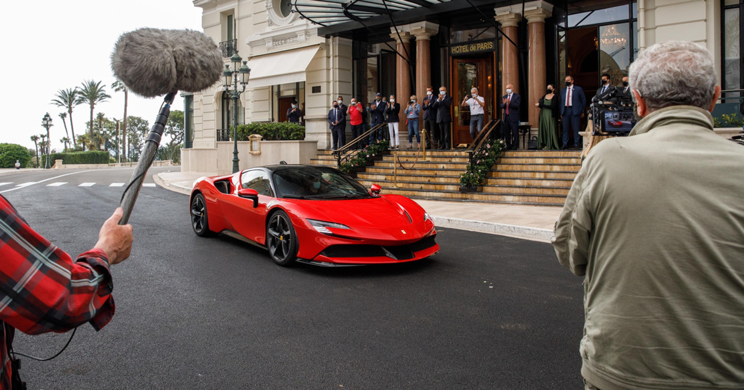 Claude Lelouch kręci film z Charlesem Leclerkiem w Ferrari SF90 Stradale