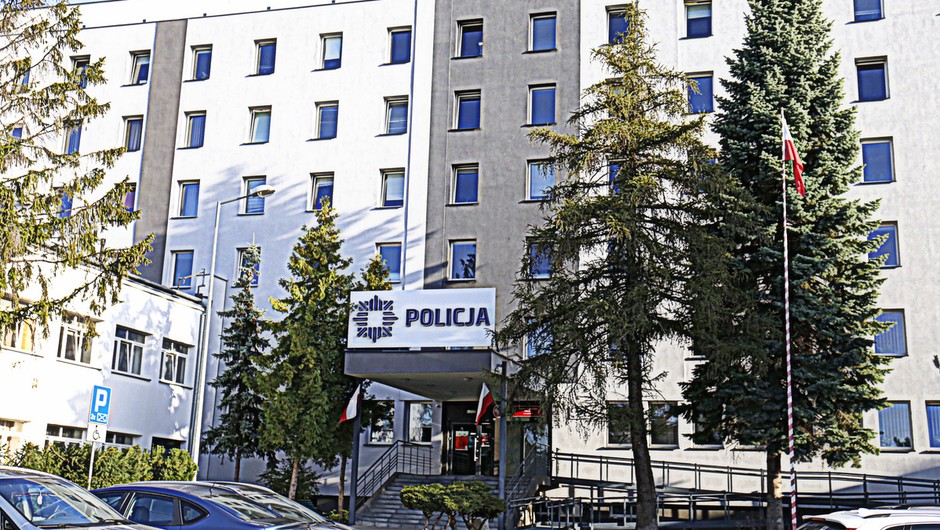 Obraz pochodzący z serwisu https://lublin.policja.gov.pl/llu/informacje/aktualnosci/146712,Pijany-21-latek-przyjechal-na-komende-zlozyc-zawiadomienie.html