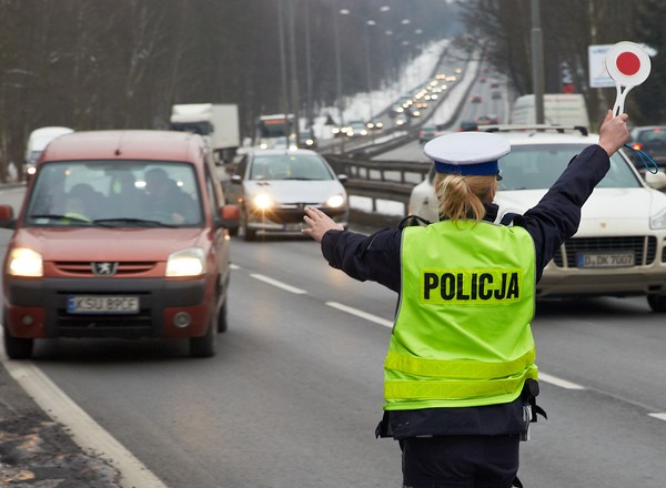 Policjanci bawią się w szeryfów. Jak powinna wyglądać kontrola drogowa?