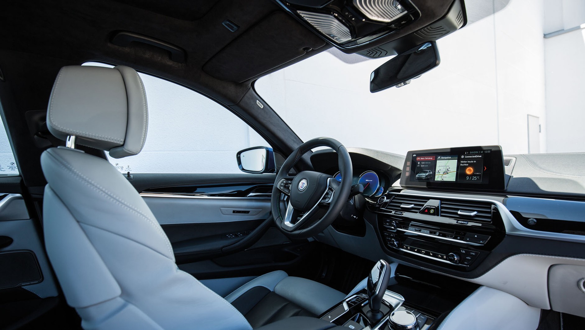Delikatną skórę Lavalina, którą 
na zamówienie jest wykańczane
wnętrze Alpiny, wykorzystuje również Rolls-Royce.