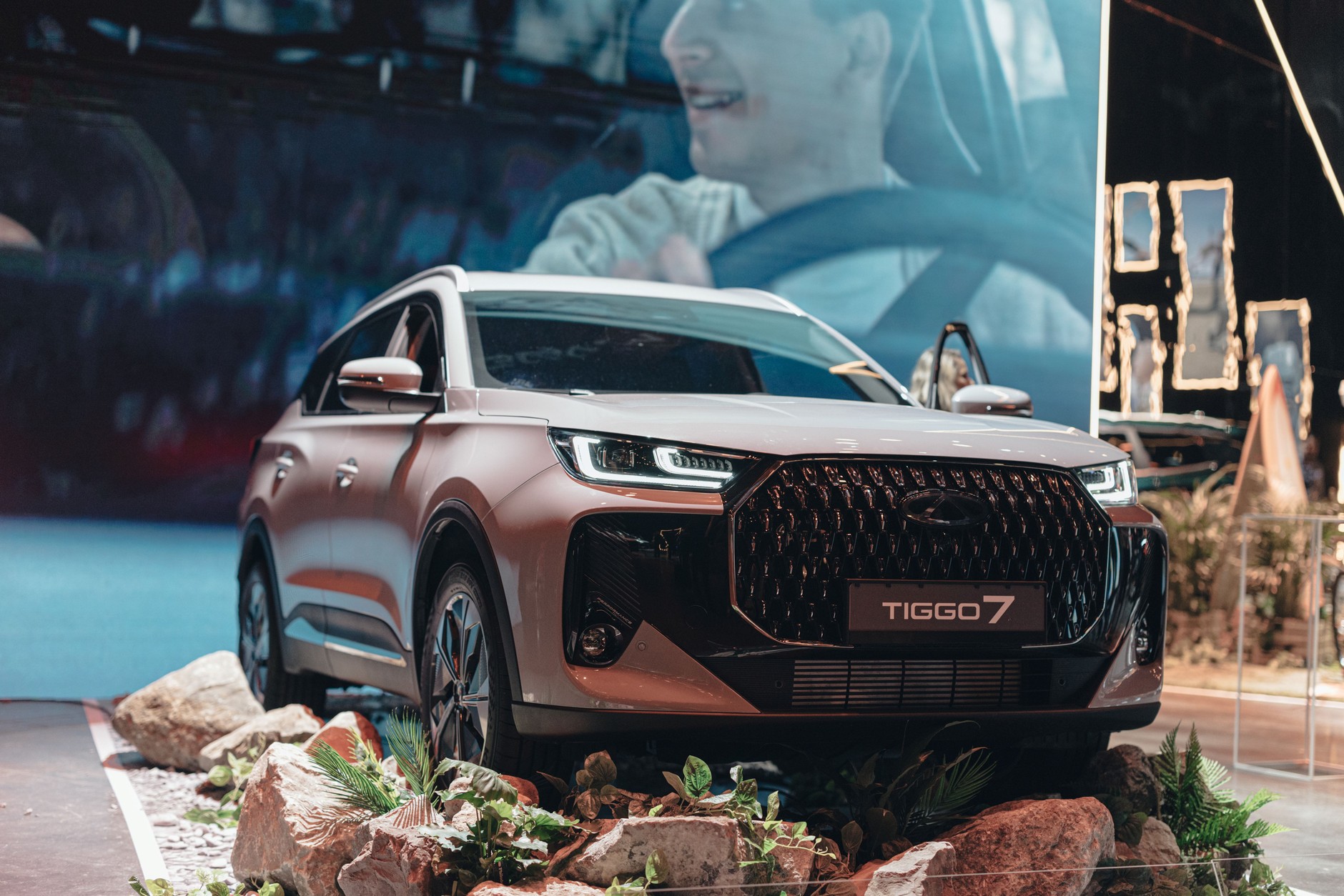 CHERY TIGGO 7 to kompaktowy SUV o długości nieco ponad 4,5 metra, który dzięki dużemu rozstawowi osi (2,67 m) oferuje bardzo przestronne wnętrze i duży bagażnik (500 l).