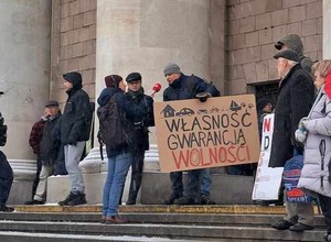 Protesty podczas sesji Rady Warszawy w sprawie Strefy Czystego Transportu. "Jakie lobby za tym stoi?" [Aktualizacja]