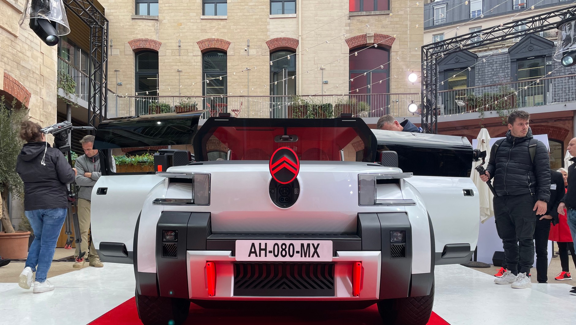 Pod nowym znaczkiem Citroena skrywa się gniazdo CCS