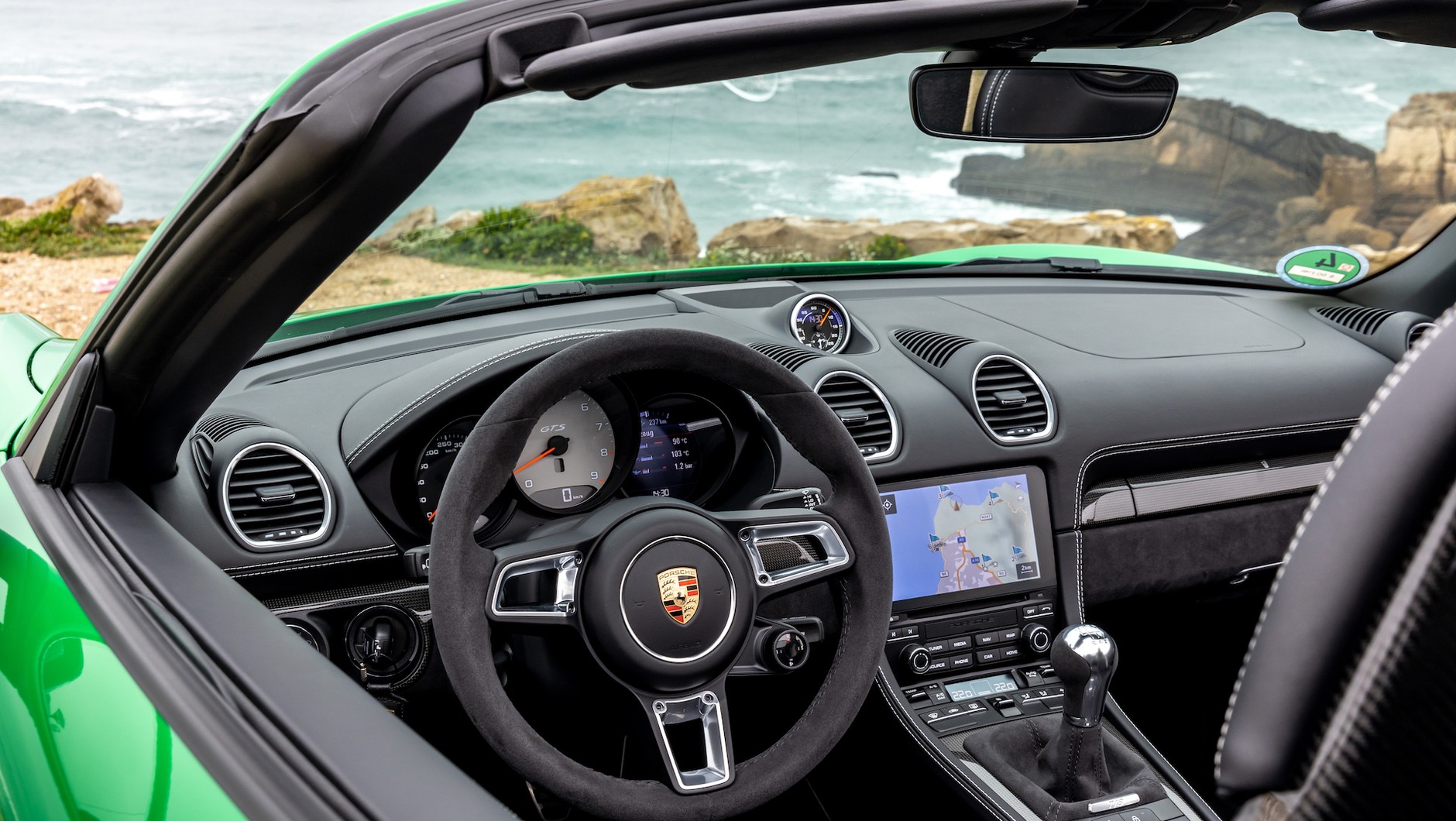 Porsche 718 Boxster GTS 4.0 – kokpit urzeka prostotą, kierownica zwyczajną okrągłością, a lewarek – superprecyzją.