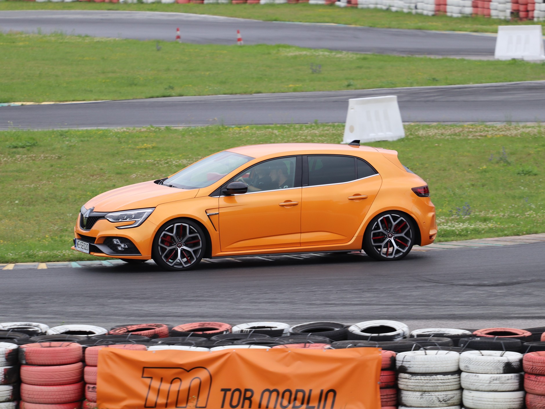 Szkolenie dla policji w szkole bezpiecznej jazdy Renault oraz Akademii Megane RS