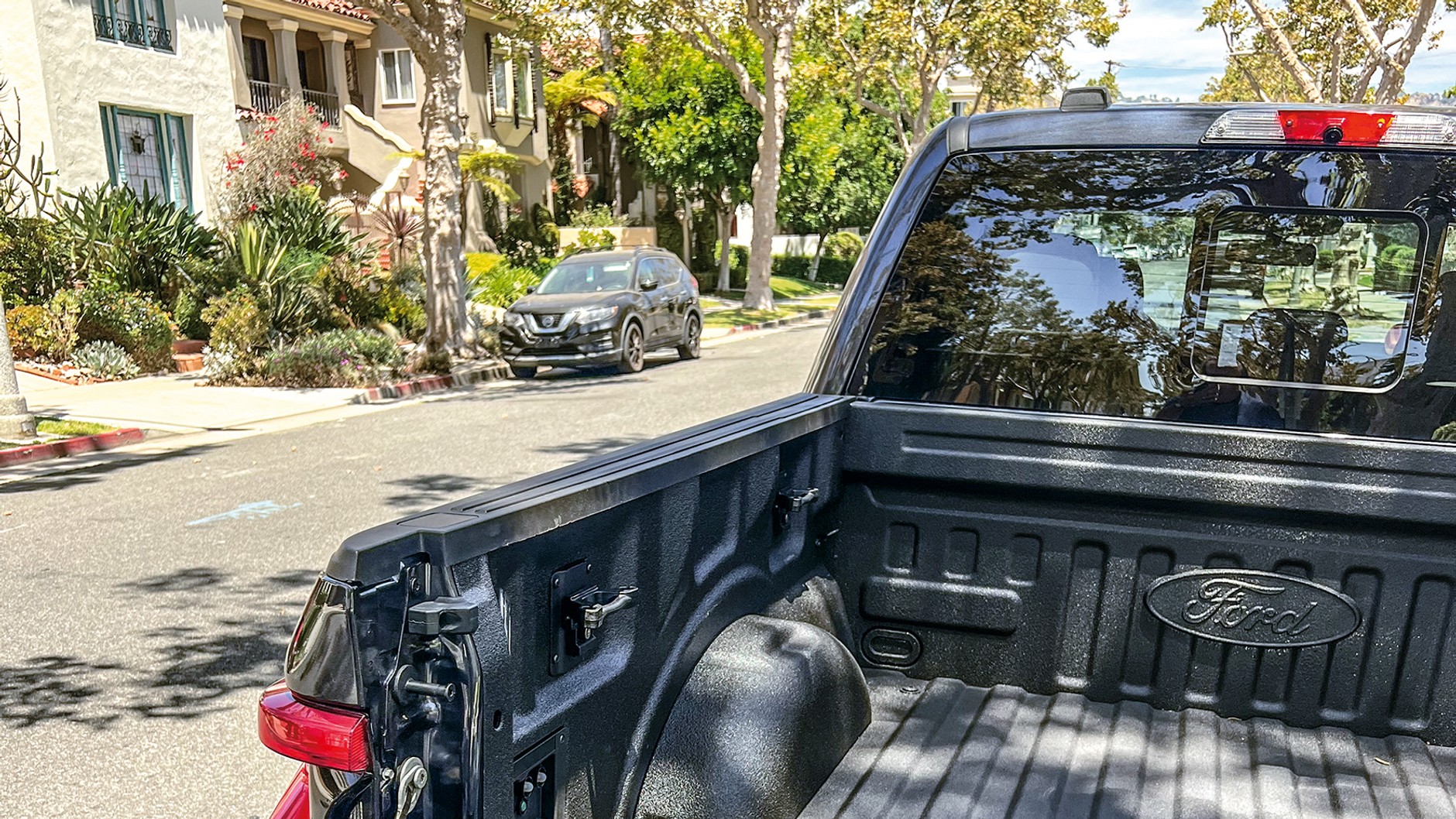 W przestrzeni ładunkowej Lightninga są gniazdka,które mogą zasilać dowolny sprzęt – np. telewizor na kempingu albo narzędzia elektryczne podczas pracy