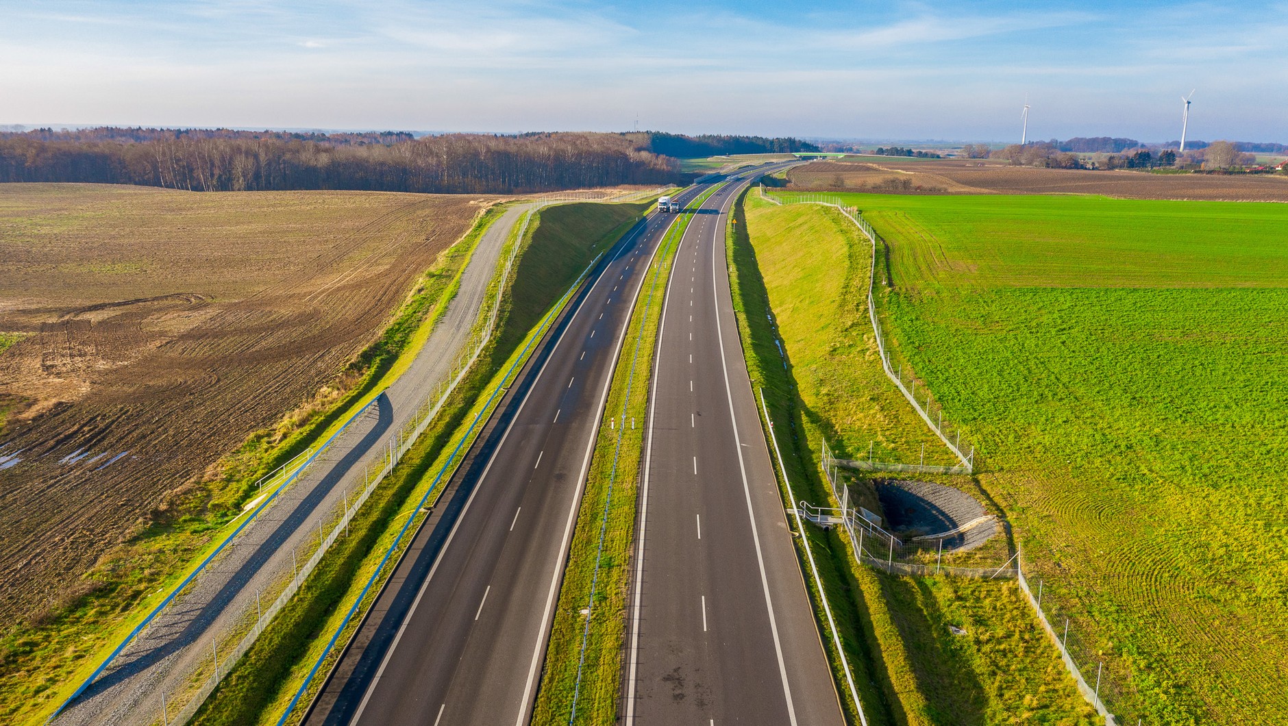 Na takiej drodze można wyprzedzać z prawej strony, o ile nie zakazują tego znaki drogowe