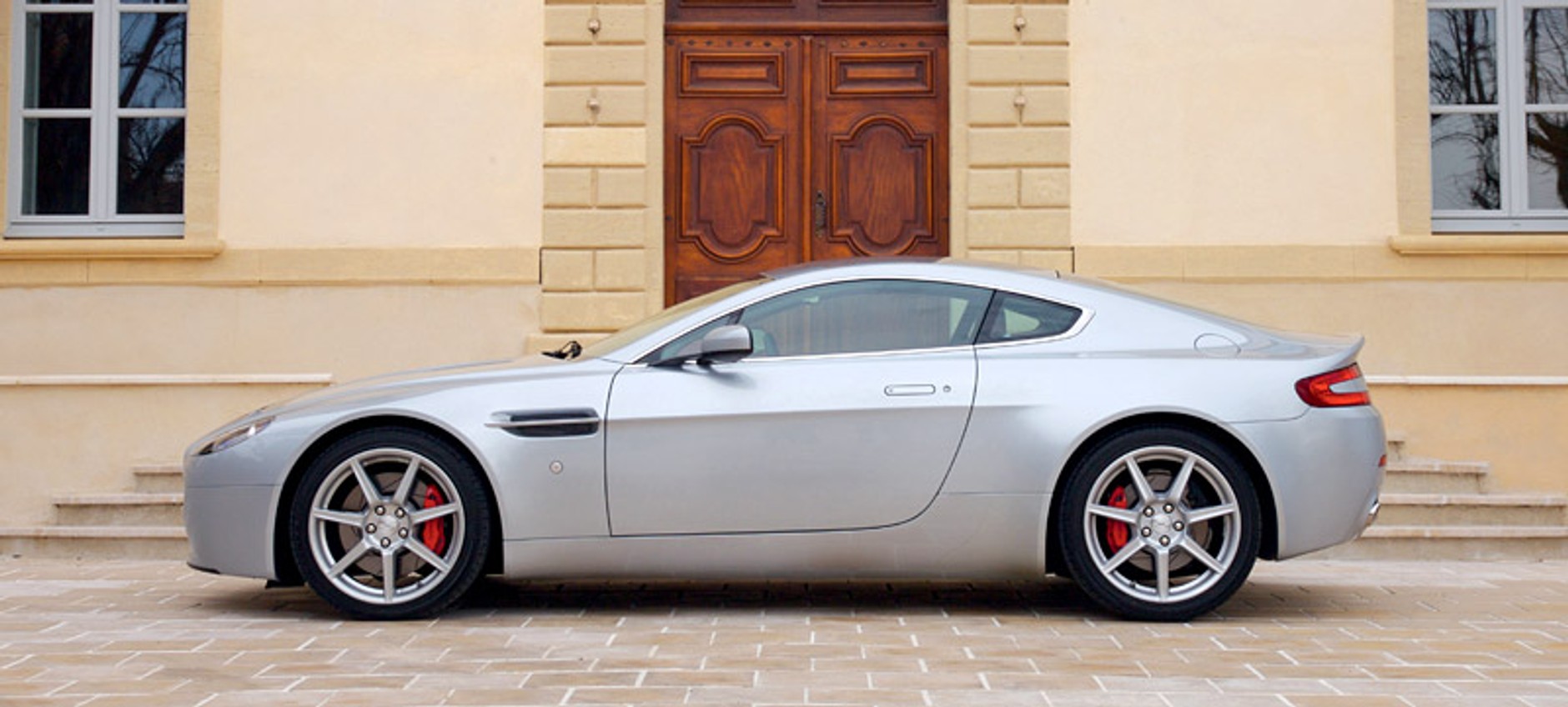 Aston Martin V8 Vantage: mocniejszy i szybszy