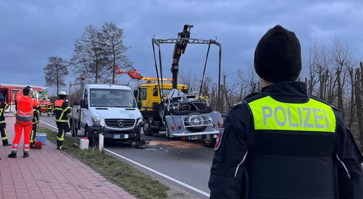 Jechał roadsterem jak z lat 50. Nie miał szans w zderzeniu z autem dostawczym