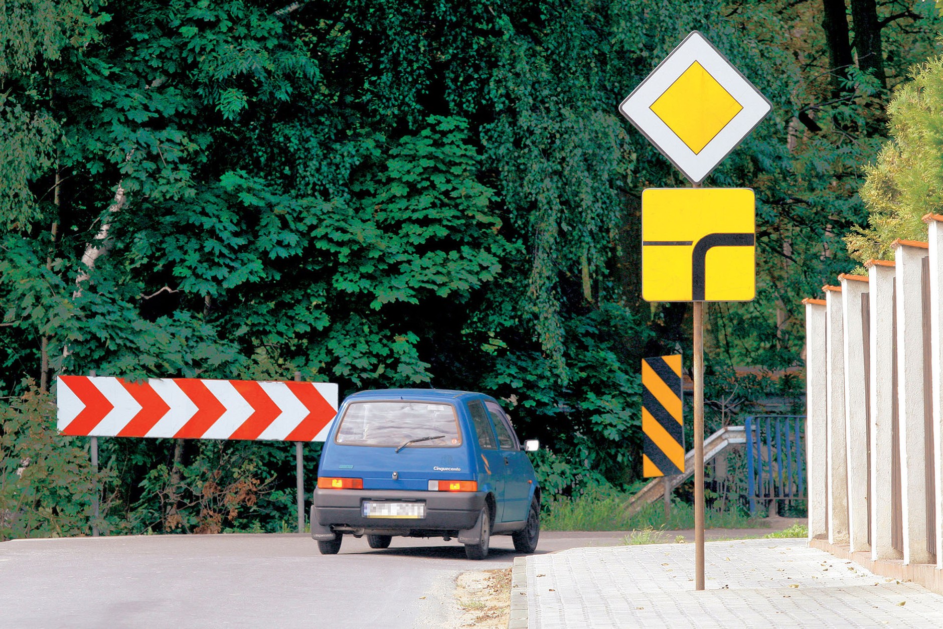 Skręcasz, jadąc główną drogą? Sygnalizuj zamiar skrętu zawczasu i wyraźnie!
