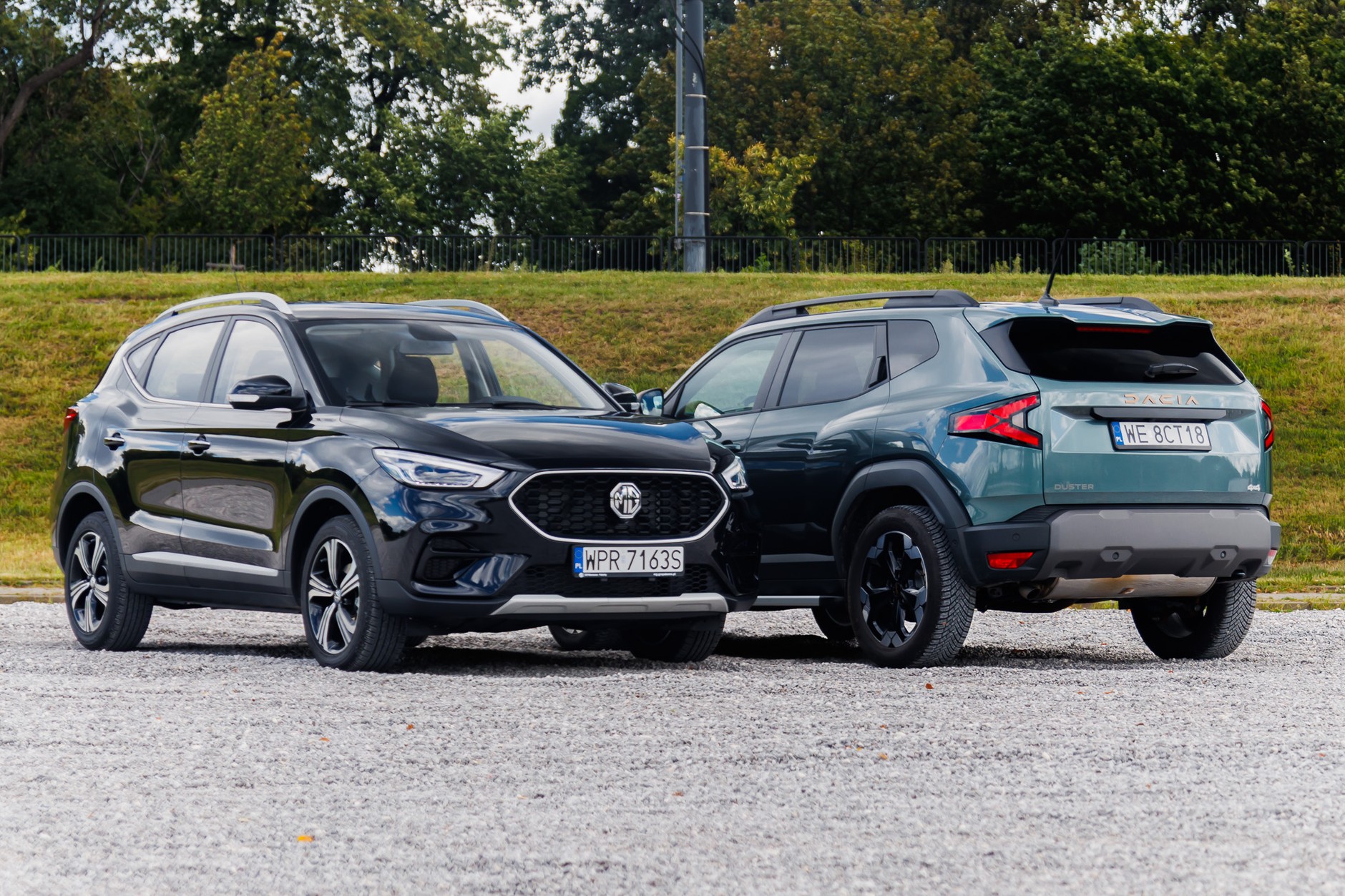 Dacia Duster kontra MG ZS. Porównanie dwóch budżetowych samochodów
