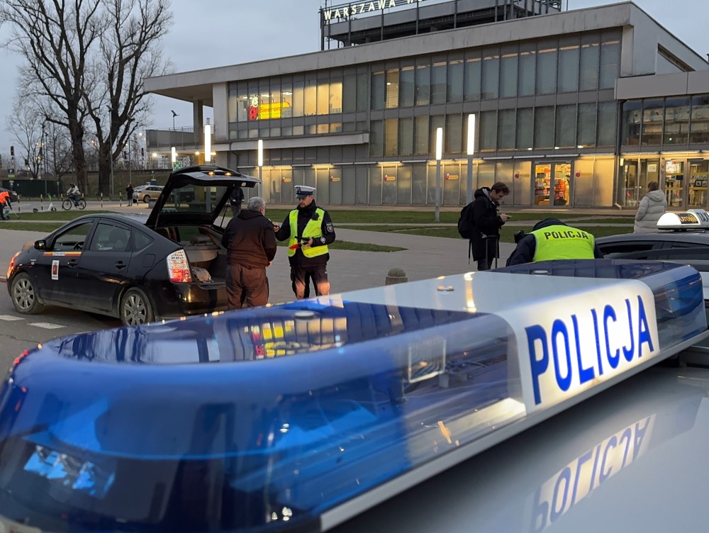 Policjanci regularnie kontrolują pojazdy przewozu osób pod dworcami. Wyniki kontroli wciąż niepokoją